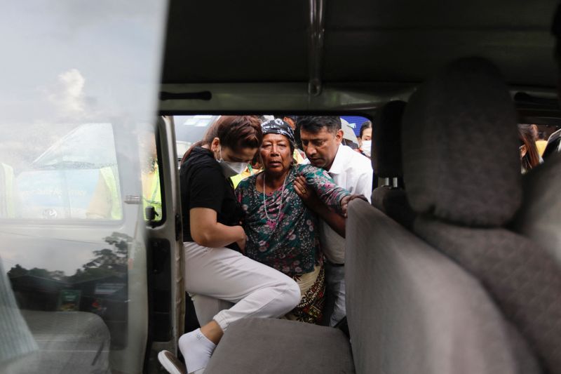 &copy; Reuters. أفراد عائلات ضحايا الطائرة التابعة لشركة تارا إير الخاصة لدى وصولهم المطار في كاتمندو في نيبال يوم الاثنين. تصوير: نافيش شيتراكار - رويترز.