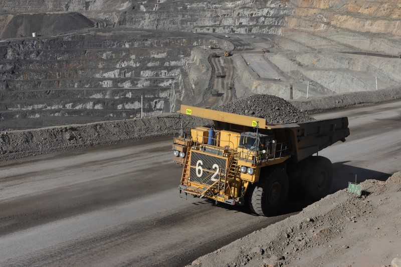 &copy; Reuters. Imagen de archivo de un camión que transporta mineral de zinc en la mina Century de Oz Minerals en Lawn Hill, en el extremo norte de Queensland, Australia, en esta fotografía sin fecha cedida a Reuters el 30 de diciembre de 2008. REUTERS/OZ Minerals/Han