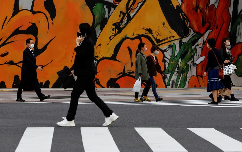 &copy; Reuters. أشخاص يضعون كمامات للوقاية من فيروس كورونا في طوكيو يوم 16 مارس آذار 2022. تصوير: كيم كيونج هون - رويترز.