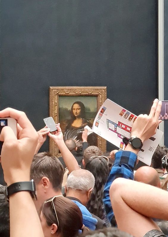 &copy; Reuters. Homem tenta atacar quadro Mona Lisa no Museu do Louvre, em Paris
29/05/2022 Twitter/@klevisl007/via REUTERS