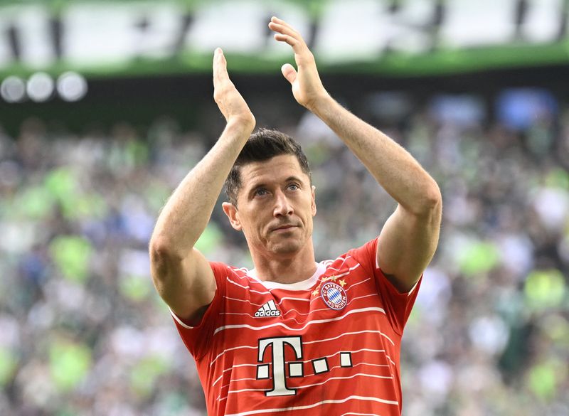 &copy; Reuters. Atacante Robert Lewandowski acena para torcedores após partida entre Bayern de Munique e Wolfsburg pelo Campeonato Alemão
14/05/2022 REUTERS/Fabian Bimmer