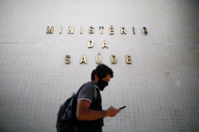 &copy; Reuters. Homem caminha em frente ao prédio do Ministério da Saúde em Brasília
10/12/2021 REUTERS/Adriano Machado