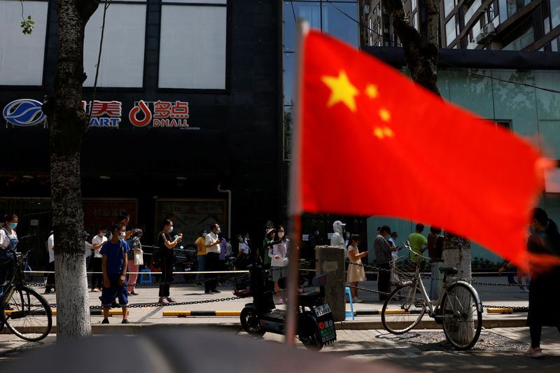 &copy; Reuters. Bandeira da China em rua de Pequim
18/05/2022
REUTERS/Carlos Garcia Rawlins