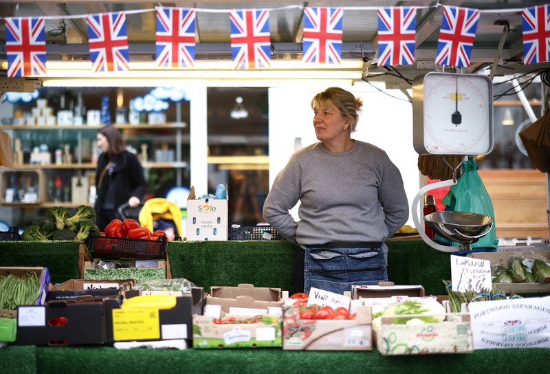 &copy; Reuters. Foto del lunes de una vendedora en un mercado en Portobello Road, Londres