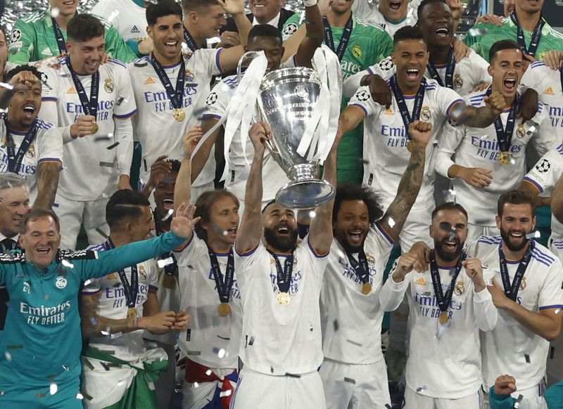 &copy; Reuters.  May 28, 2022  
Foto del sábado del delantero del Real Madrid Karim Benzema celebrando con sus compañeros tras ganar la Champions League 
REUTERS/Gonzalo Fuentes