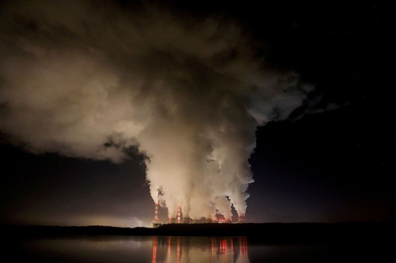 &copy; Reuters. Imagen de archivo de humo y vapor saliendo de la central eléctrica de Belchatow, la mayor central eléctrica de carbón de Europa, operada por el Grupo PGE, por la noche cerca de Belchatow, Polonia. 5 de diciembre, 2018. REUTERS/Kacper Pempel/Archivo