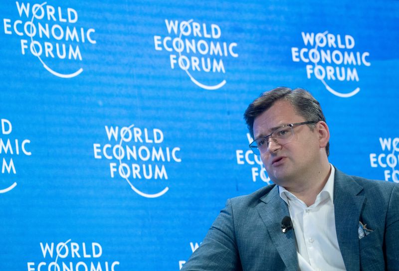 &copy; Reuters. وزير الخارجية الأوكراني دميترو كوليبا يتحدث خلال المنتدى الاقتصادي العالمي في دافوس بسويسرا يوم 25 مايو أيار 2022. تصوير: أرند ويجمان - رويترز.