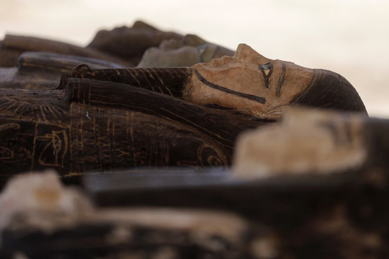 &copy; Reuters. Foto del lunes de sarcófagos descubiertos en la necrópolis de Saqqara, Giza, presentados a la prensa 
May 30, 2022. REUTERS/Mohamed Abd El Ghany