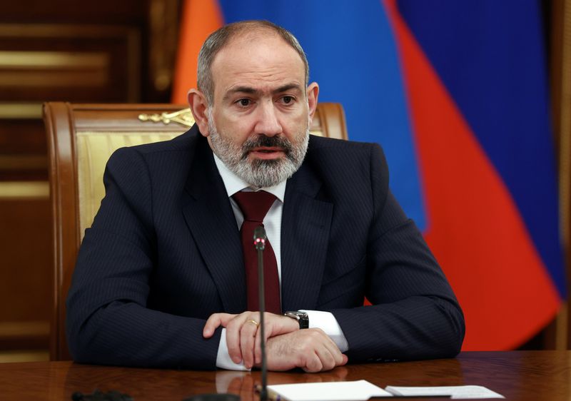 &copy; Reuters. رئيس الوزراء الأرميني نيكول باشينيان خلال اجتماع في موسكو يوم 20 أبريل نيسان 2022. صورة لرويترز من وكالة سبوتنيك.