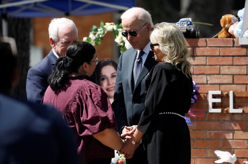 &copy; Reuters. Foto del domingo del Presidente de EEUU Joe Biden y la primera dama Jill Bide en la Robb Elementary School en Uvalde, Texas
May 29, 2022. REUTERS/Marco Bello