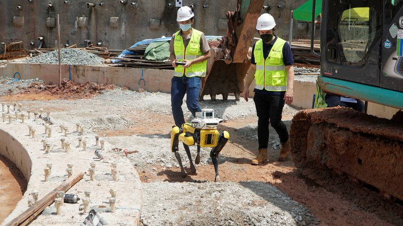 © Reuters. Cão robô, fabricado pela Boston Dynamics, de propriedade da Hyundai, é usado pela Gammon Construction Ltd para realizar uma vistoria autônoma de um canteiro de obras, na ilha de Sentosa, Cingapura
22/04/2022
REUTERS/Travis Teo