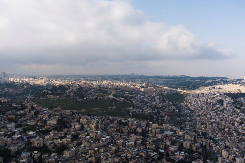&copy; Reuters. منظر جوي يُظهر الأسوار المحيطة بالبلدة القديمة وقبة الصخرة في القدس في صورة من أرشيف رويترز.