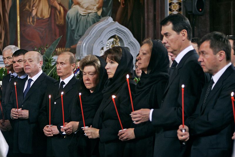 © Reuters. FOTO DE ARCHIVO: Funcionarios rusos y miembros del expresidente ruso Boris Yeltsin asisten al funeral de Yeltsin en 25 abril del 2007.  REUTERS/ITAR-TASS/PRESIDENTIAL PRESS SERVICE (RUSSIA)/File Photo