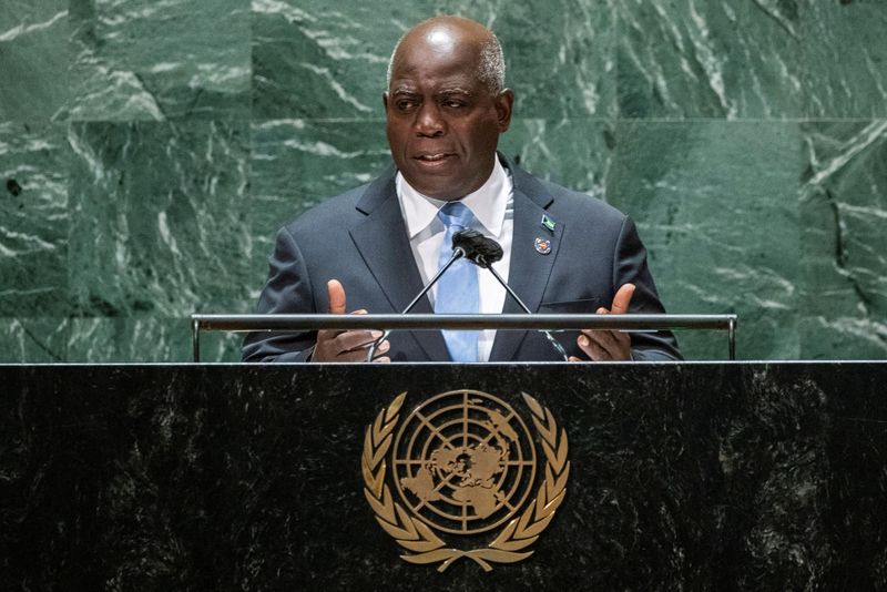 © Reuters. FILE PHOTO: Bahamas’ Prime Minister Philip Edward Davis addresses the 76th Session of the U.N. General Assembly in New York City, U.S., September 25, 2021.  REUTERS/Eduardo Munoz/Pool/File Photo