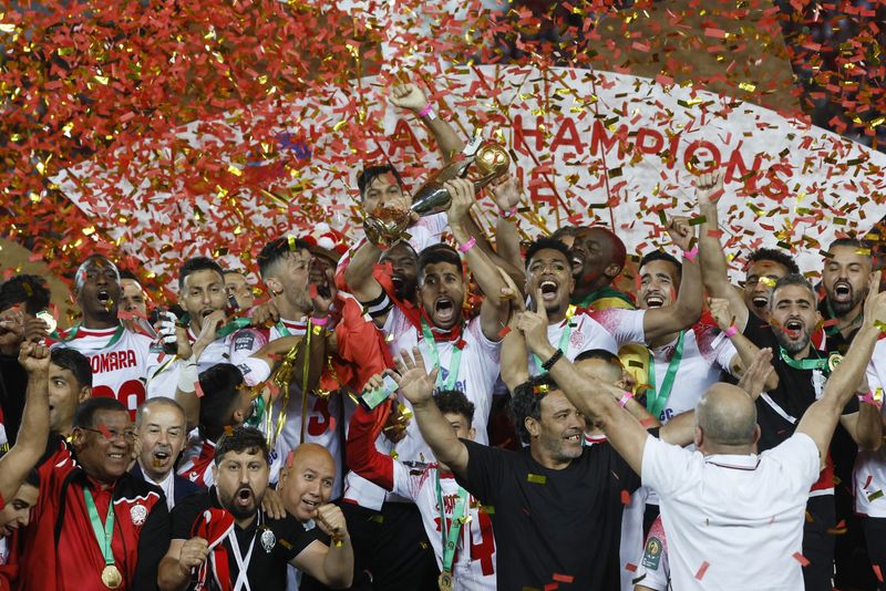 © Reuters. لاعبو الوداد المغربي يحتفلون بالفوز بدوري أبطال افريقيا لكرة القدم في الدار البيضاء يوم الاثنين. تصوير: خوان مدينا - رويترز. 