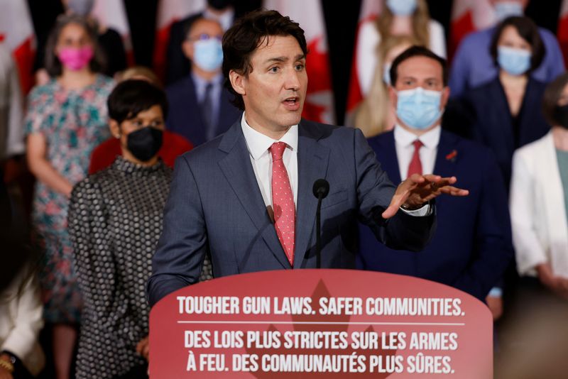 &copy; Reuters. El primer ministro de Canadá, Justin Trudeau, con funcionarios del Gobierno y defensores del control de armas, habla en una conferencia de prensa sobre la legislación de control de armas de fuego que se presentó hoy en la Cámara de los Comunes en Otta