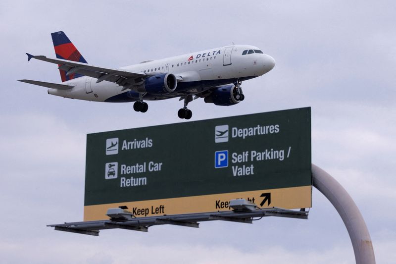 &copy; Reuters. FILE PHOTO: A Delta Airlines commercial aircraft approaches to land at John Wayne Airport in Santa Ana, California U.S. January 18, 2022. REUTERS/Mike Blake/File Photo