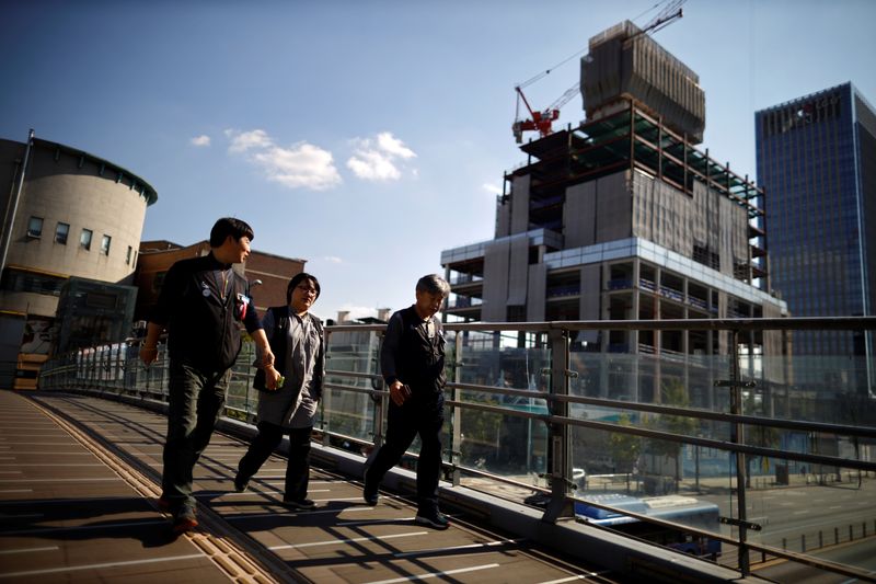 &copy; Reuters. FILE PHOTO: Workers walk past a construction site in Seoul, South Korea, October 2, 2018.   REUTERS/Kim Hong-Ji