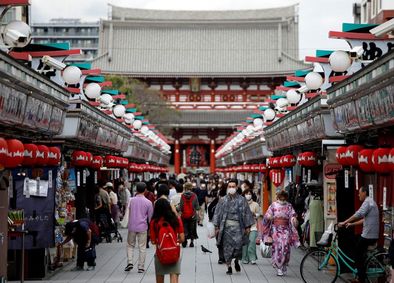 &copy; Reuters. 　日本がおよそ２年ぶりにインバウンド、訪日外国人観光客の受け入れを解禁する。写真は浅草で２０２０年１０月撮影（２０２２年　ロイター/Issei Kato）