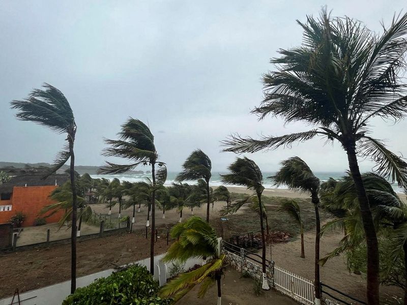 &copy; Reuters.     米国立ハリケーンセンター（ＮＨＣ）によると、今年初のハリケーン「アガサ」が３０日午後、太平洋に面するメキシコ南岸に上陸した。プエルトエスコンディドで同日撮影（２０２２