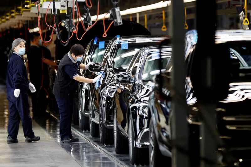 © Reuters. FILE PHOTO: Employees work on the production line during an organised media tour to a factory of Beijing Benz Automotive Co (BBAC), a joint venture by BAIC Motor and Mercedes-Benz, in Beijing, China February 17, 2022. REUTERS/Florence Lo/File Photo