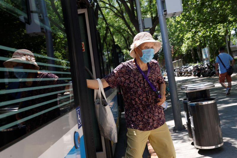 &copy; Reuters. 　５月３１日、ロイターの集計によると、新型コロナウイルスの感染者は世界全体で５億２６４０万人を超え、死者は６７０万１１８１人となった。写真は北京で３０日撮影（２０２２年　