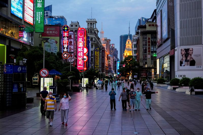 &copy; Reuters. Una zona comercial principal en confinamiento durante la pandemia de la enfermedad del coronavirus (COVID-19), en Shanghái, China, 30 de mayo de 2022. REUTERS/Aly Song