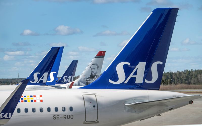 &copy; Reuters. FILE PHOTO: Scandinavian Airlines (SAS) planes are pictured at the Arlanda airport, north of Stockholm, Sweden April 9, 2020. Anders Wiklund/TT News Agency/via REUTERS
