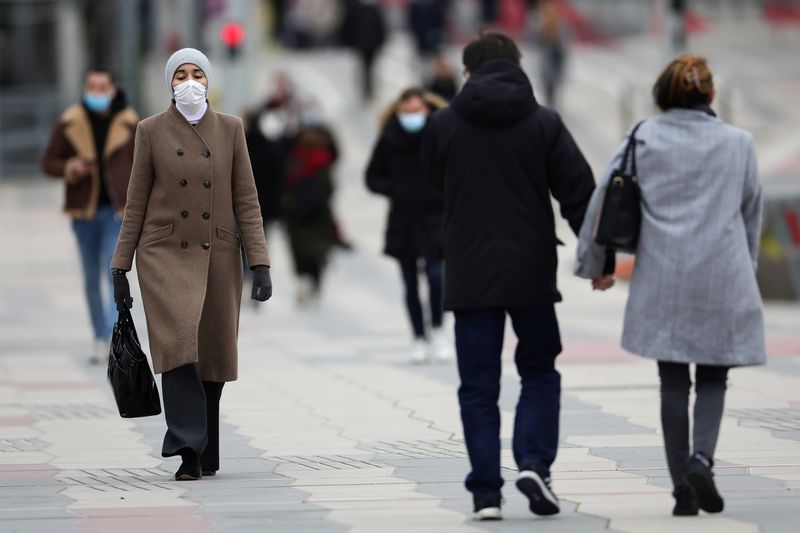 &copy; Reuters. FILE PHOTO: People walk at the financial and business district of La Defense in Courbevoie near Paris, France, January 31, 2022. REUTERS/Sarah Meyssonnier