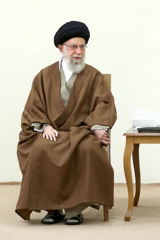 &copy; Reuters. الزعيم الإيراني الأعلى آية الله علي خامنئي في طهران يوم 12 مايو أيار 2022. صورة لرويترز من مكتب الزعيم الأعلى الإيراني. 