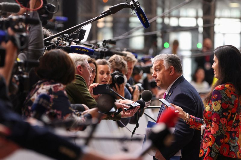 &copy; Reuters. El primer ministro húngaro, Viktor Orbán, escucha una pregunta de los medios de comunicación a su llegada a la cumbre de líderes de la Unión Europea, mientras los dirigentes de la UE intentan llegar a un acuerdo sobre las sanciones petroleras rusas e