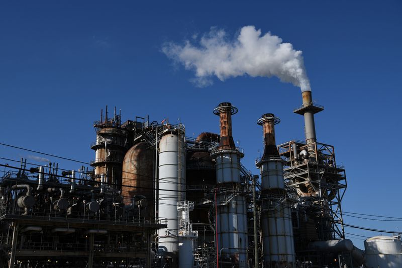 &copy; Reuters. FOTO DE ARCHIVO: Chimeneas de la refinería de LyondellBasell en Houston, estado de Texas, Estados Unidos, el 5 de mayo de 2019. REUTERS/Loren Elliott