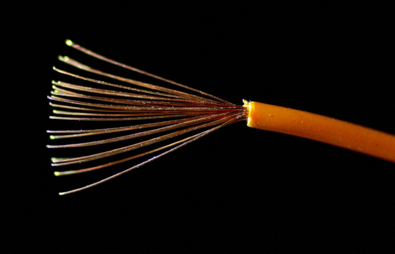 &copy; Reuters. Ilustración fotográfica de un cable con cobre. 25 octubre 2017. REUTERS/Max Rossi