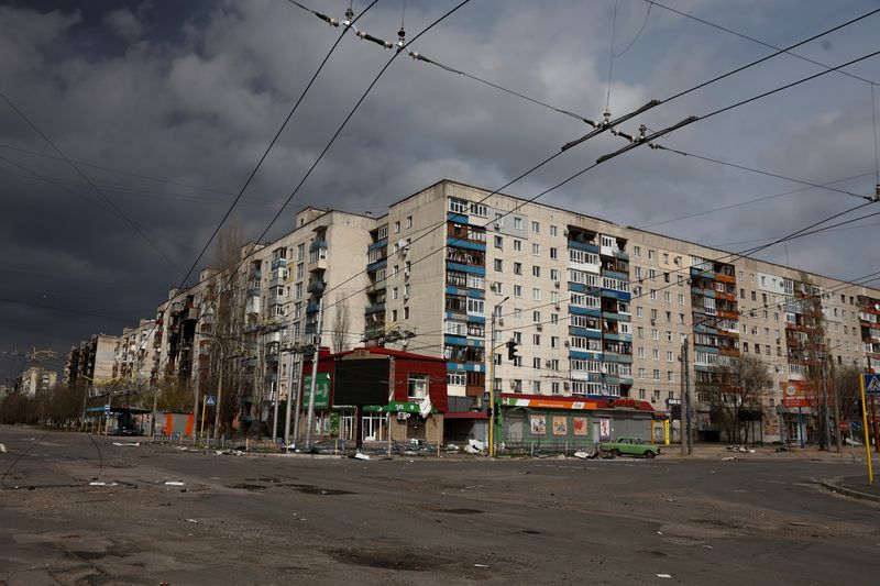 &copy; Reuters. مباني سكنية دمرتها غارة عسكرية مع تواصل الهجوم الروسي على أوكرانيا في سيفيرودونيتسك يوم 16 أبريل نيسان 2022. تصوير: سيرهي نوتشنينكو - رويترز