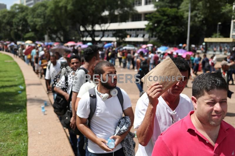 &copy; Reuters. Pessoas em fila para vagas de emprego em São Paulo 
26/03/2019
REUTERS/Amanda Perobelli