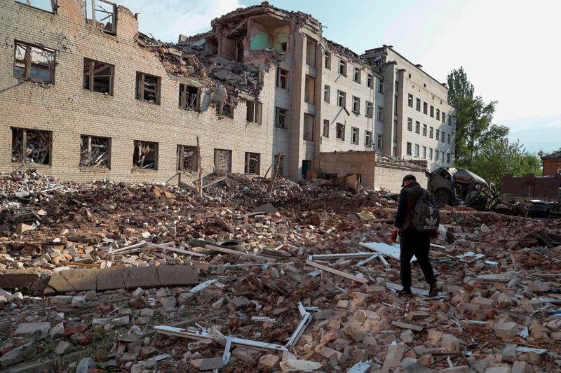 &copy; Reuters. Morador caminha perto de prédio destruído por ataque russo na cidade de Bakhmut, na região ucraniana de Donetsk
29/05/2022 REUTERS/Serhii Nuzhnenko