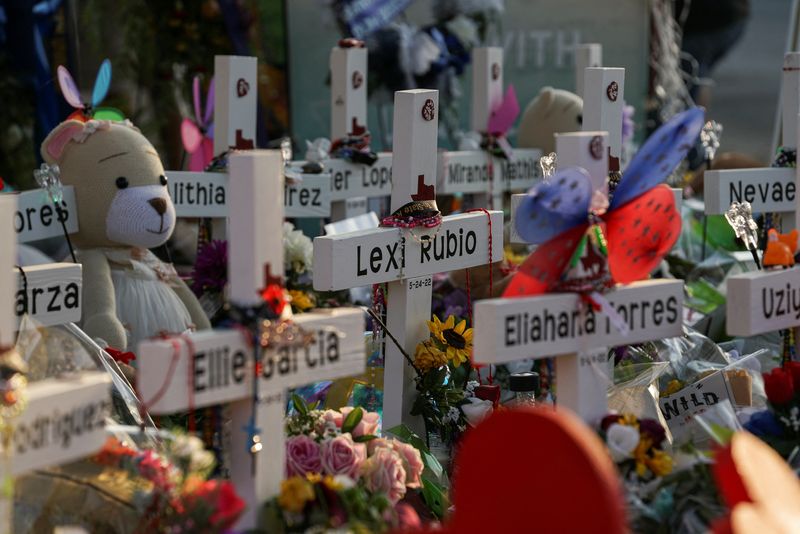 &copy; Reuters. Flores, brinquedos e outros objetos em memorial montado em homenagem às vítimas de ataque a tiros em escola em Uvalde, no Estado norte-americano do Texas
30/05/2022 REUTERS/Veronica G. Cardenas