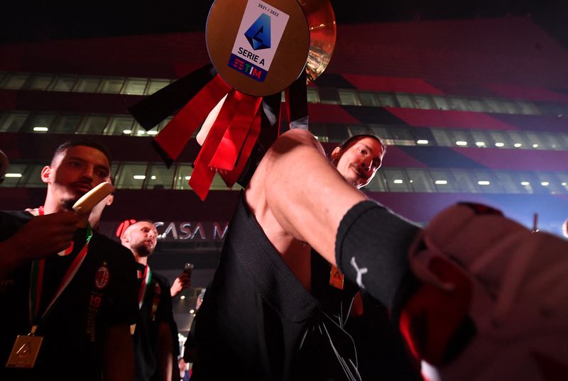 © Reuters. Jugadores de AC Milan celebran con fans tras ganar la Serie A - Milan, Italia, 23 de mayo del  2022  A REUTERS/Daniele Mascolo