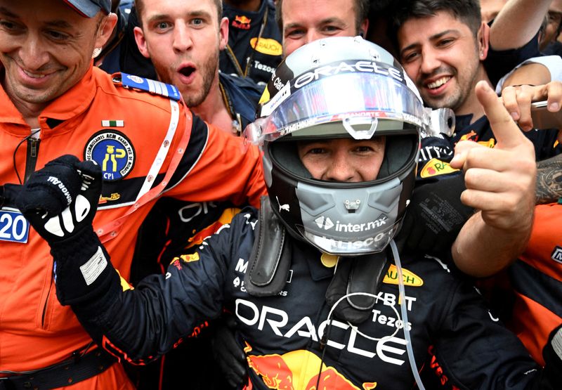 &copy; Reuters. El piloto mexicano de Red Bull Sergio "Checo" Pérez celebra con su equipo la victoria en el Gran Premio de Mónaco de Fórmula Uno en el Circuito de Mónaco. 29 mayo 2022  Pool vía Reuters/Christian Bruna   