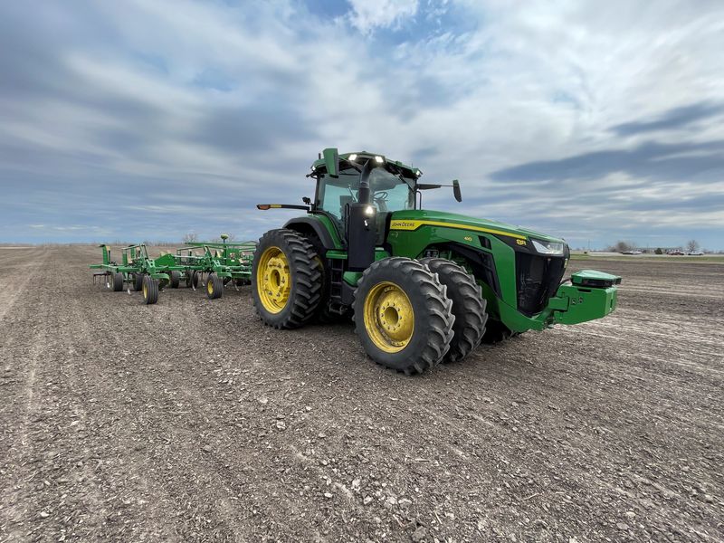 &copy; Reuters. Deere & Co. 8R autonomous tractor is pictured at Jensen Test Farm in Bondurant, Iowa, U.S., April 28, 2022. Picture taken April 28, 2022. REUTERS/Bianca Flowers