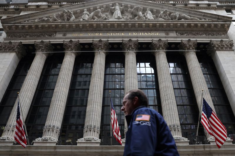 &copy; Reuters. A trader walks by the New York Stock Exchange (NYSE) in Manhattan, New York City, U.S., May 19, 2022. REUTERS/Andrew Kelly