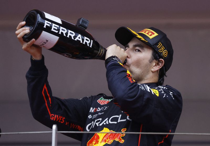 &copy; Reuters. Sergio Pérez bebe champanhe após vencer Grande Prêmio de Mônaco de Fórmula 1
29/05/2022 REUTERS/Christian Hartmann