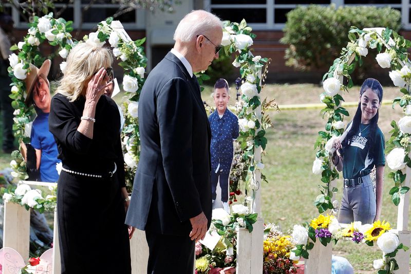 &copy; Reuters. FILE PHOTO: U.S. President Joe Biden and first lady Jill Biden pay their respects at the Robb Elementary School memorial, where a gunman killed 19 children and two teachers in the deadliest U.S. school shooting in nearly a decade, in Uvalde, Texas, U.S. M
