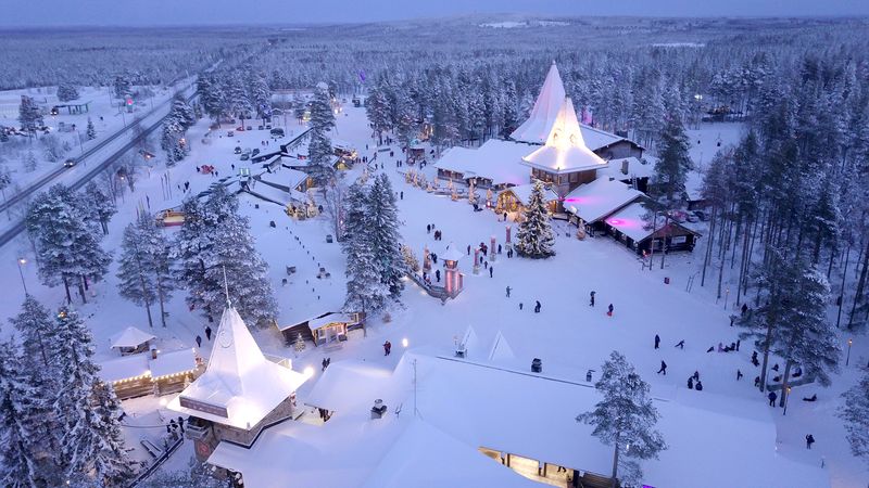 &copy; Reuters. Imagen de archivo de una vista aérea del pueblo de Papá Noel en el Círculo Polar Ártico, cerca de Rovaniemi, Finlandia. 3 de diciembre, 2021. Imagen tomada con un dron. REUTERS/Attila Cser/Archivo
