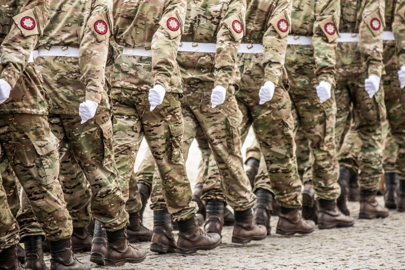 &copy; Reuters. Soldati in marcia durante una cerimonia a Kastellet a Copenhagen, in Danimarca. Ritzau Scanpix/Olafur Steinar Gestsson via REUTERS/