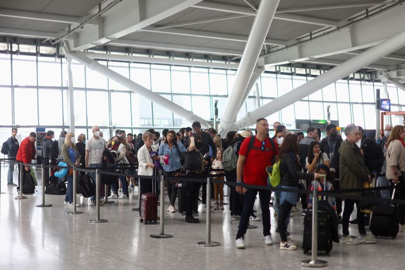 &copy; Reuters. Des passagers font la queue pour passer la sécurité de l'aéroport au terminal 5 de l'aéroport Heathrow, à Londres. Le directeur de l'Association du transport aérien international (IATA) a lancé mardi un appel au calme face aux dysfonctionnements ma