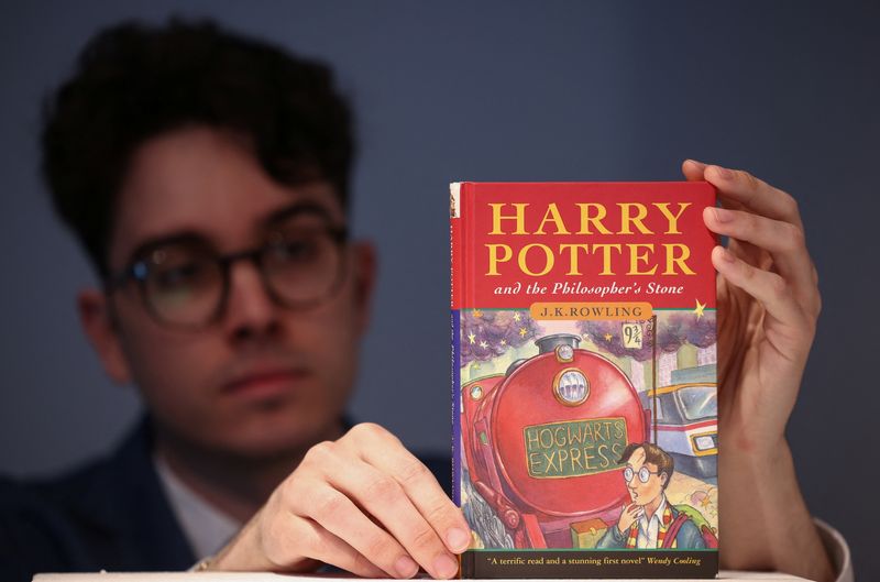&copy; Reuters. Une première édition de "Harry Potter et l'Ecole des sorciers" (Photo), comportant quelques erreurs et signée par l'auteur J.K. Rowling, fera l'objet d'une vente privée en juin chez Christie's à Londres. /Photo prise le 31 mai 2022/REUTERS/Henry Nich