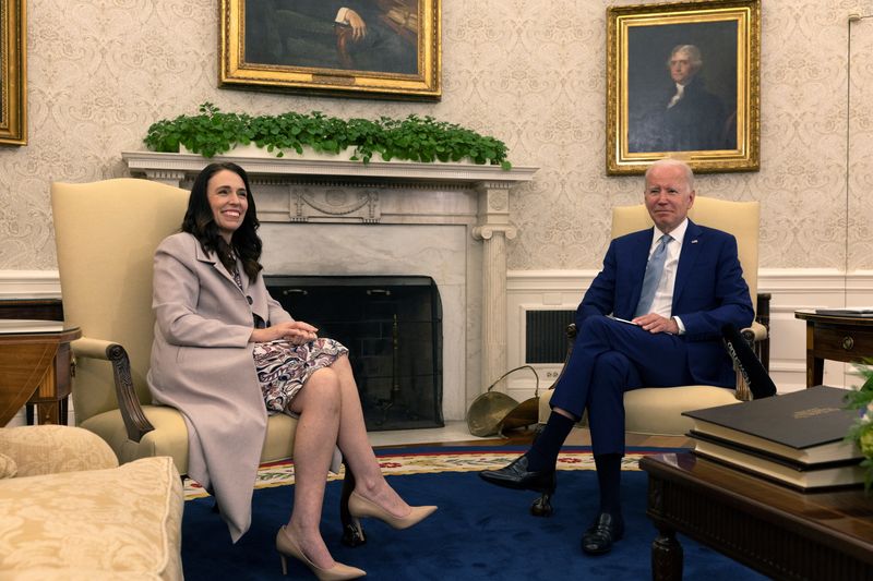 © Reuters. U.S. President Joe Biden and New Zealand Prime Minister Jacinda Ardern smile as the press exit the room after they both made a few public remarks during a meeting in the Oval Office at the White House in Washington, U.S., May 31, 2022. REUTERS/Leah Millis