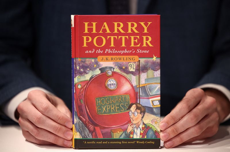 &copy; Reuters. شخص يحمل الطبعة الأولى من كتاب "هاري بوتر وحجر الفلاسفة" للكاتبة البريطانية جيه.كيه. رولينج التي ستطرح للبيع في دار كريستيز للمزادات في لندن 
