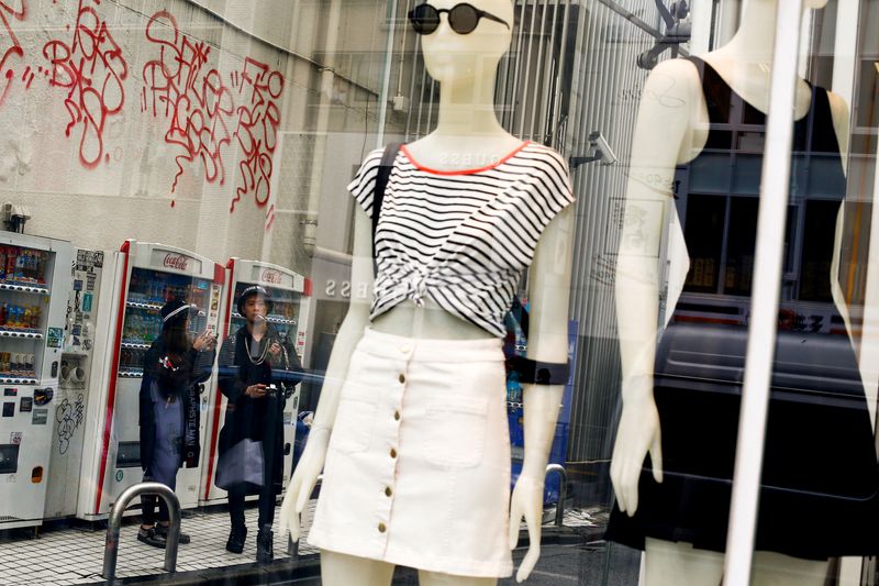 &copy; Reuters. Imagen de archivo de personas junto al escaparate de una boutique de moda en un distrito comercial en Tokio